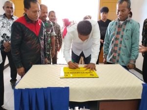 Kadis Dikbud Sultra, Yusmin,S.Pd,MH saat meneken prasasti peresmian Kantor KCD Dikbud Sultra di Muna, Sabtu (27/1)