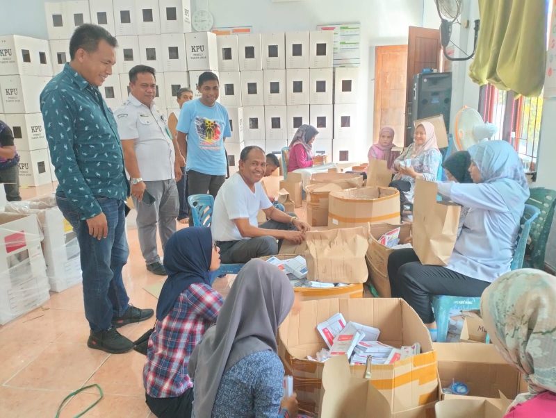 Ketua KPU Muna, LM Askar Adi Jaya ketika memantau proses pengemasan logistk pemilu di Aula Kantor KPU Muna, Senin (29/1)