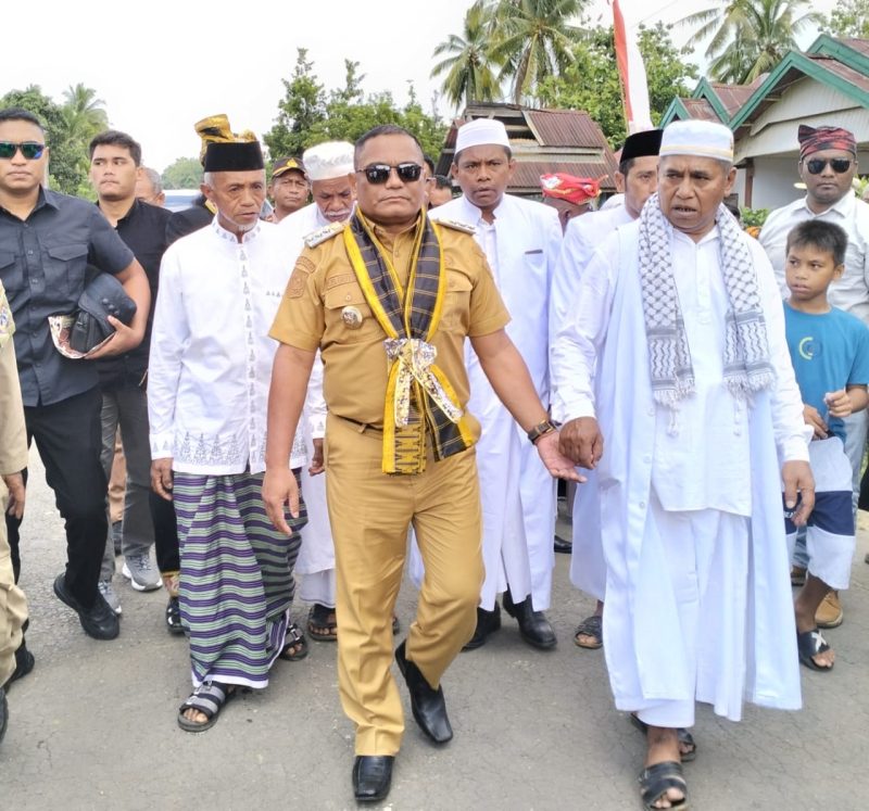Pj Bupati Muna Barat, La Ode Butolo,ST MM saat disambut oleh masyarakat Muna Barat, Selasa (2/1)