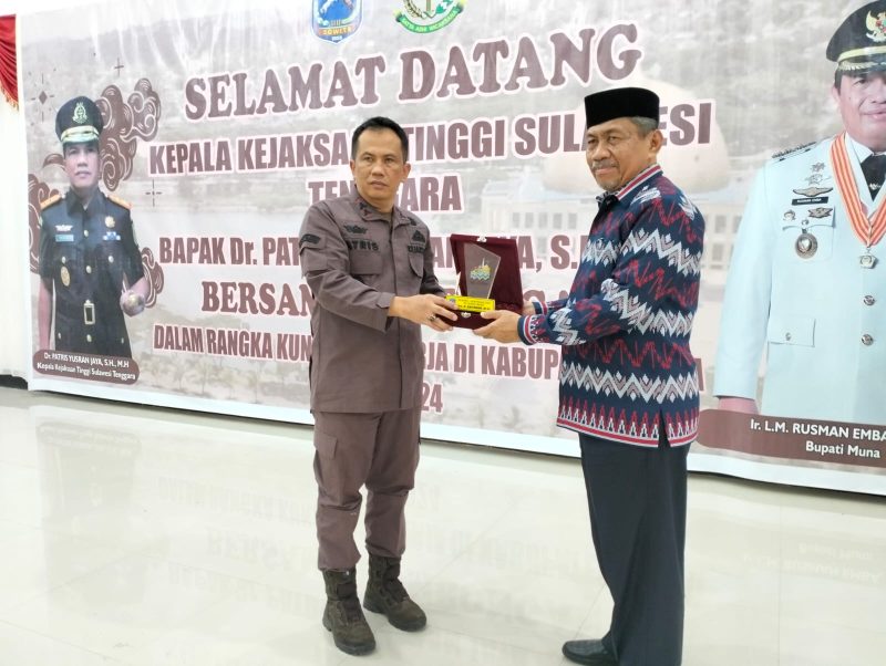 Plt Bupati Muna, Drs Bachrun saat menyerahkan cendramata kepada Kajati Sultra, Patris Yusrian Jaya, Jumat (2/2)