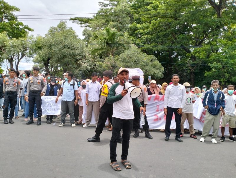 Massa aksi pendukung Kades Lagasa saat melakukann aksi unjuk rasa di Depann Kantor Pengadilan Negeri Muna, Senin (26/2)