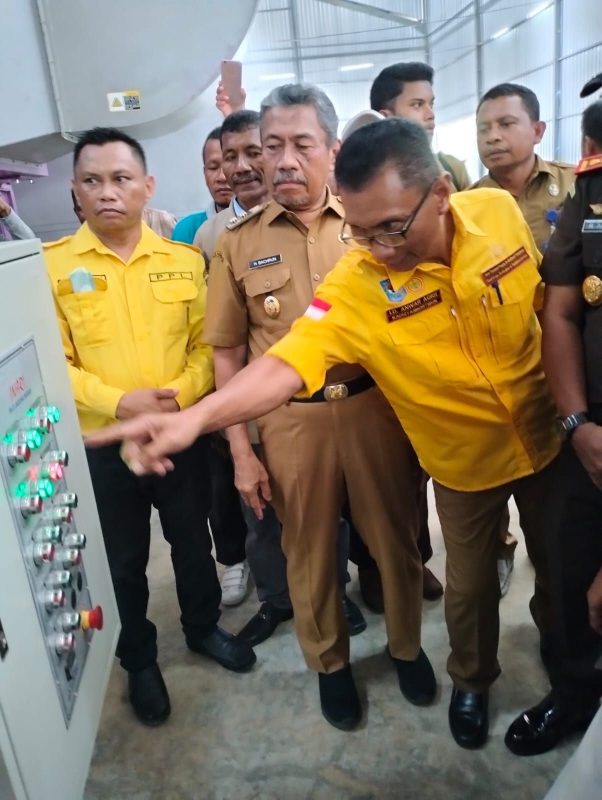 Plt Bupati Muna ketika meresmikan operasional pabrik jagung di Desa Bea Kecamatan Kabawo, Selasa (26/3). Fptp: Dok