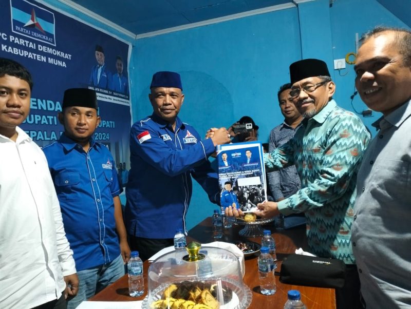 Bachrun Labuta saat mengembalikan formulir di DPC DEmokrat Kabupaten Muna
