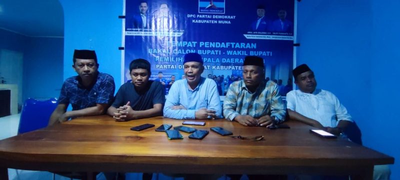 Ketua DPC Demokrat Kab.Muna, Awal Jaya Bolombo saat membuka pendaftaran Cabup dan Cawabup Muna, Senin (1/4)