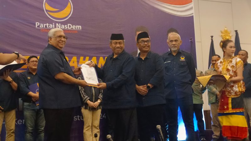 Ketgam: Bakal calon Bupati dan Wakil Bupati Muna, Bachrun Labuta dan Asrafil saat  menerima rekomendasi Nadem yang diserahkan langsung oleh Ketua DPW Nasdem Sultra, Ali Mazi, Selasa (20/8). Foto: (Redaksi/Admin)