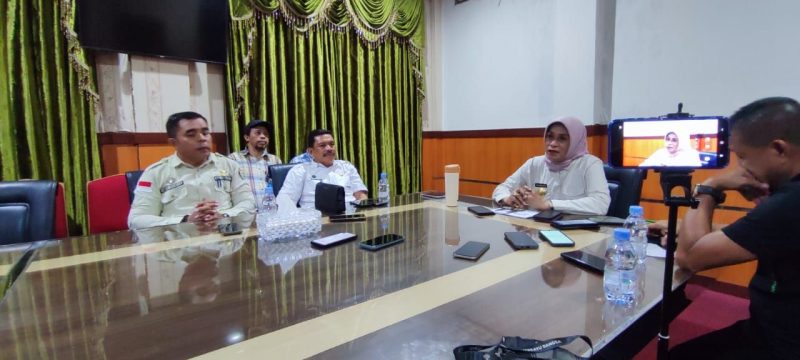 Pjs Bupati Muna, Dra Hj Yuni Nurmalawati, M.Si saat menggelar konferensi pers di Galampano Kantolalo, Sabtu (28/9). Foto: Redaksi/Admin