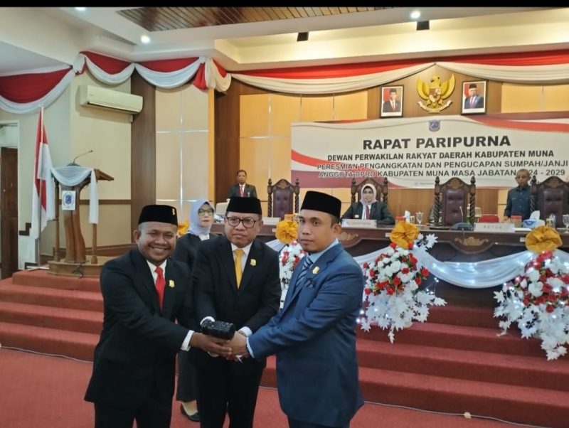 Proses penyerahan palu sidang dari pimpinan DPRD Muna masa tugas 2019-2024 kepada pimpinan DPRD Muna sementara masa tugas 2024-2029