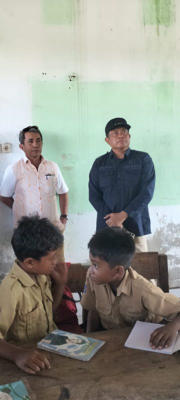 Pj Bupati Mubar, Pahri Yamsul (kanan) dan Kadis Dikbud Mubar, Ahmad Ramadhan (kiri) saat meninjau SD Negeri 7 Tiworo Utara, Sabtu (18/1). Foto : Redaksi
