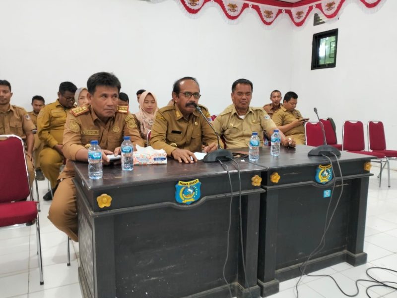 Asisten II Setda Mubar, Muhammad Naazirun (Tengah)