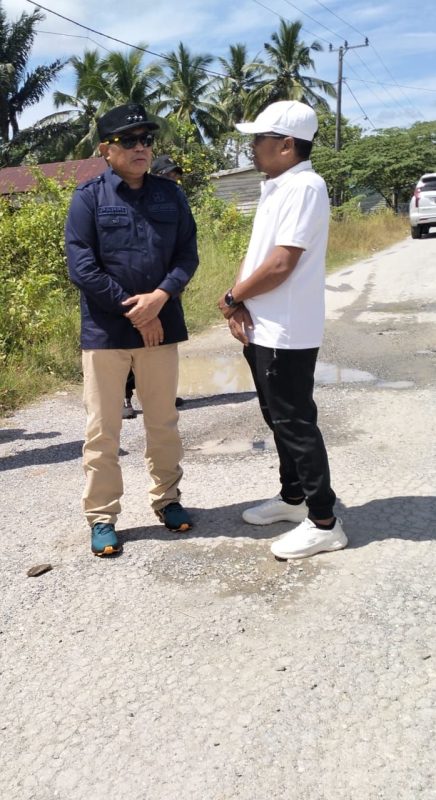 Pj Bupati Muna Barat, Pahri Yamsul ketika meninjau ruas jalan rusak di Desa Lawada Jaya Kabupaten Muna Barat, Sabtu (18/1)