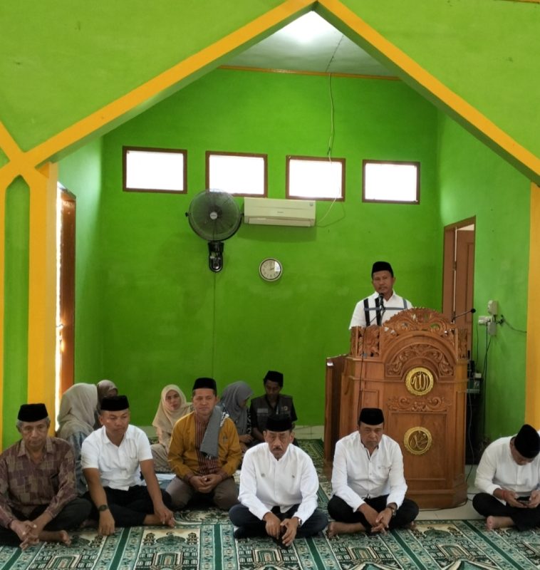 Ketgam: Bupati Muna Barat, La Ode Darwin saat menutup kegiatan semarak Ramadhan di Masjid Al-Ikhlas Kelurahan Wamelai, Minggu (23/3)