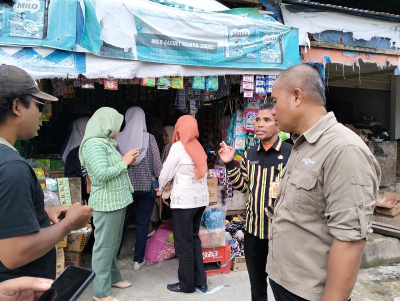 Ketgam: Tim TPID Kab.Muna saat melakukan sidak di Pasar Sentral Laino Raha, Kamis (27/2)