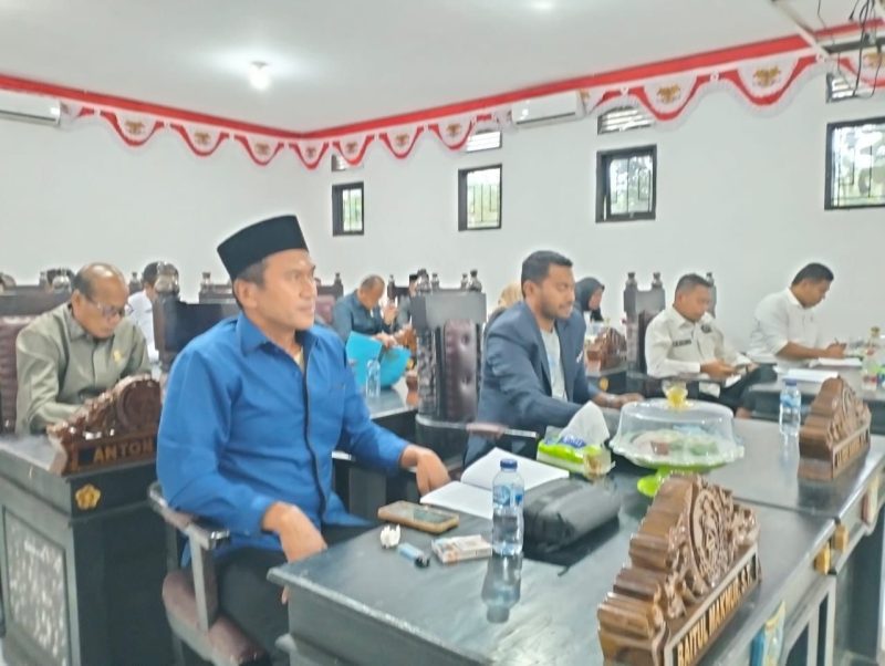 Anggota DPRD MUna Barat saat mengikuti rapat