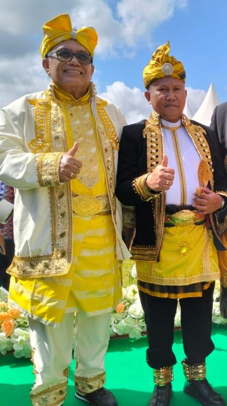 H Uking Djassa (kiri) dan Bupati Mubar, La Ode Darwin (kanan)