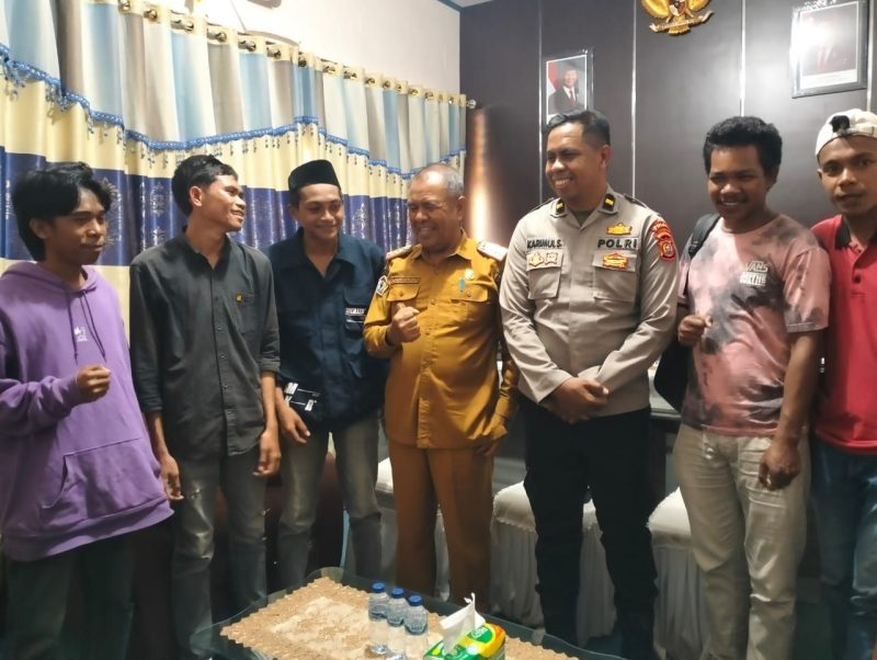 Ketgam: Sekda Muna Barat, LM Husein Tali saat menerima aspirasi dari Serikat Mahasiswa Guali, Senin (28/7). FOTO : REDAKSI