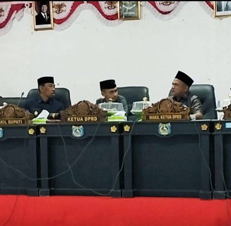 Ketgam : Pimpinan DPRD Muna Barat, La Ode Aca (kanan) saat rapat paripurna DPRD Mubar, Senin (8/7) 