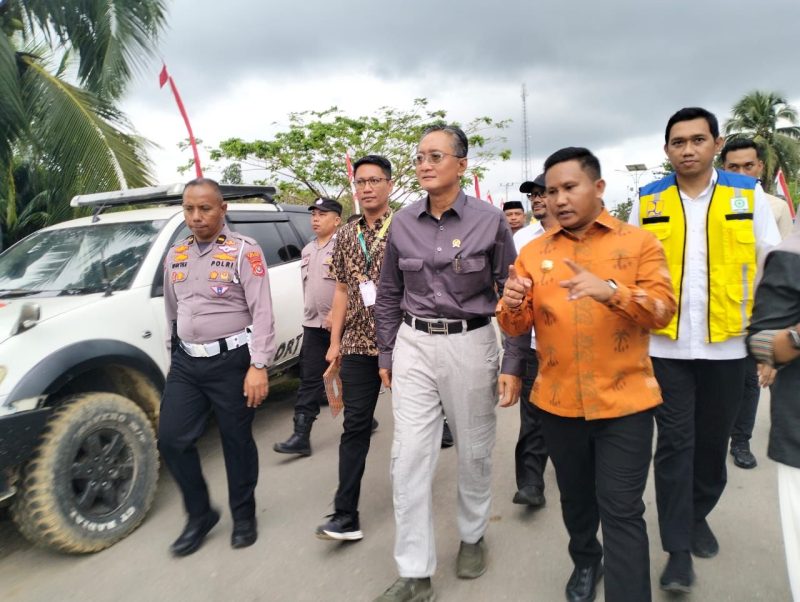 Ketgam: Bupati Muna Barat, La Ode Darwin bersama Menteri PU, Doddy Hanggodo, Minggu (13/7). FOTO: REDAKSI