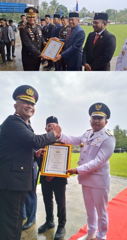 Ketgam : Kapolres Muna, AKBP Indra Sandy Purnama Sakti saat memberikan penghargaan kepada Bupati Muna, H Bachrun Labuta dan Bupati Muna Barat, LA Ode Darwin