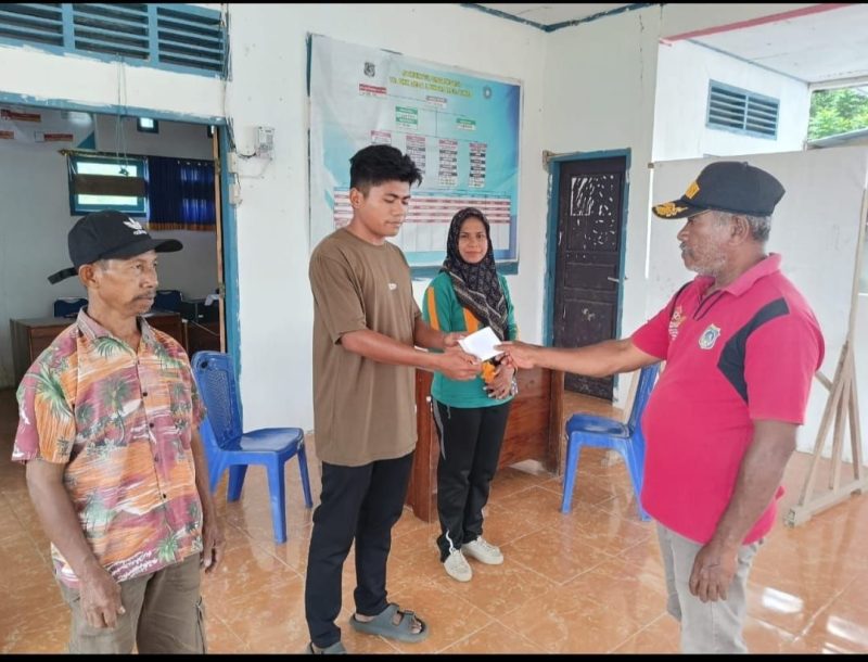 Ketgam: Kades Laworo, La Ode Ida saat melepas atlit silat asal Desa Laworo, Asri (21 thn), untuk mengikuti seleksi PON 