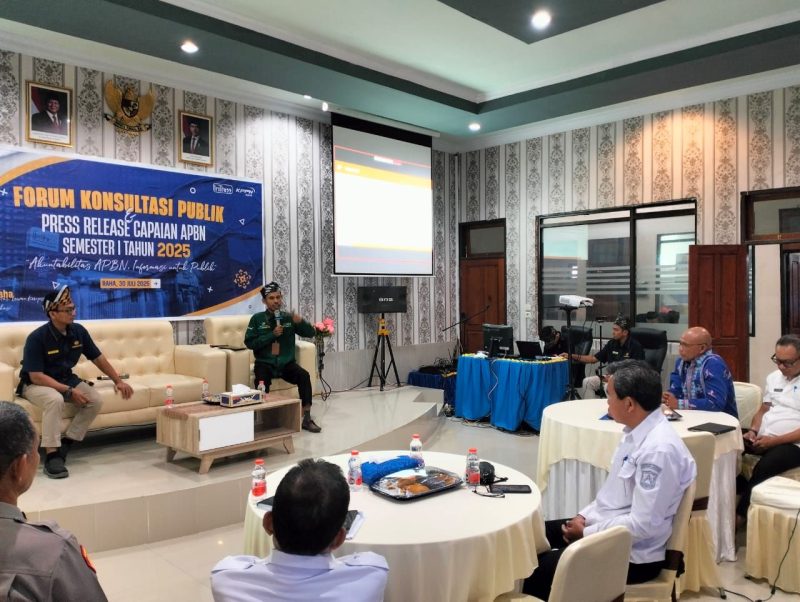 Ketgam : Kepala BPS Muna, Leman Jaya saat menjadi pemateri dalam kegiatan Forum  Konsultasi Publik yang diselenggarakan oleh KPPN Raha, Rabu (30/7/2025)
