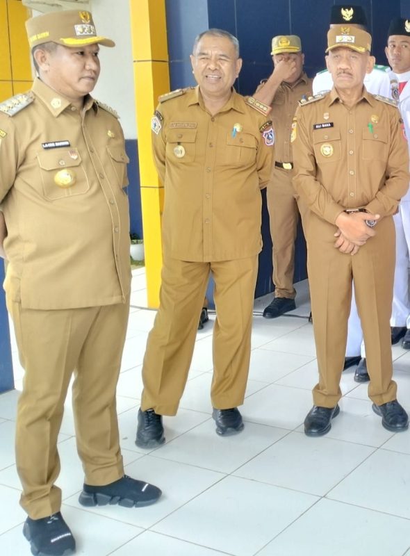 Ketgam: Bupati Mubar, La Ode Darwin (kiri) dan Wakil Bupati, Ali BAsa (kanan)