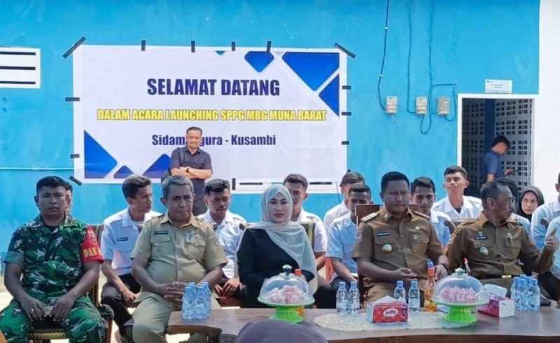 Ketgam: Bupati Muna Barat, La Ode Darwin saat meresmikan Dapur SPPG di Desa Sidamangura Kecamatan Kusambi