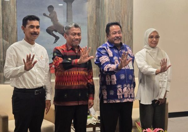 Ketgam: Bupati Muna, H Bachrun saat pertemuan dengan Wagub DKI Jakarta, Rano Karno