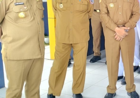 Ketgam: Bupati Mubar, La Ode Darwin (kiri) dan Wakil Bupati, Ali BAsa (kanan)