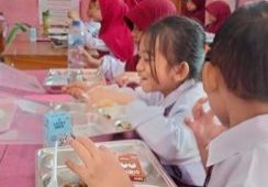 Ketgam : Bupati Muna, Drs H Bachrun Labuta saat melaunching program MBG di sekolah