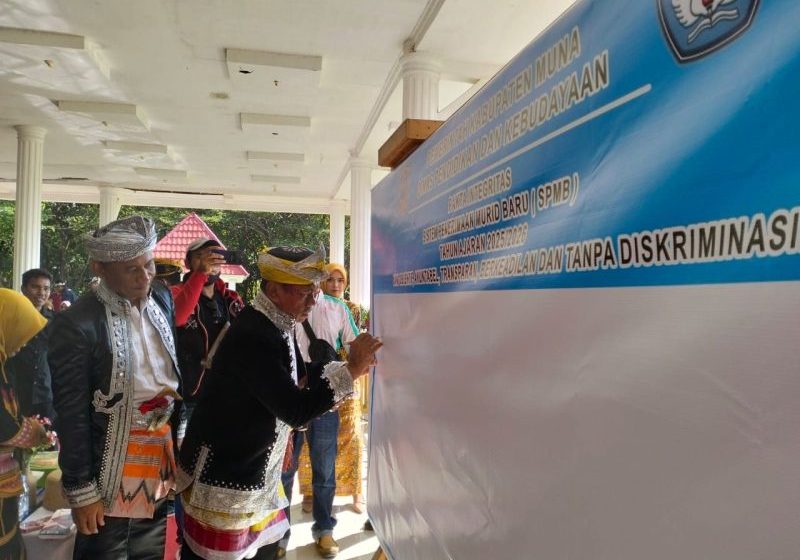 Ketgam : Bupati Muna, Drs H Bachrun Labuta,M.Si saat meneken pakta integritas SPMB tahun 2025 pada mometum 