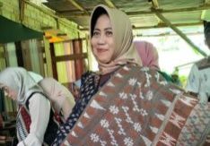 Ketgam : Ketua Dekranasda Sultra, Arinta Nila Hapsari dan Wakil Ketua Dekranasda Sultra saat mengunjungi Kampung Tenun Desa Masalili Kecamatan Kontunaga Kabupaten Muna, Sabtu (17/5). Foto : Redaksi